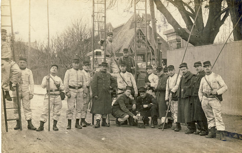 équipe de monteurs télégraphistes du génie devant le champ de courses, en 1908 Sapeurs-télégraphistes