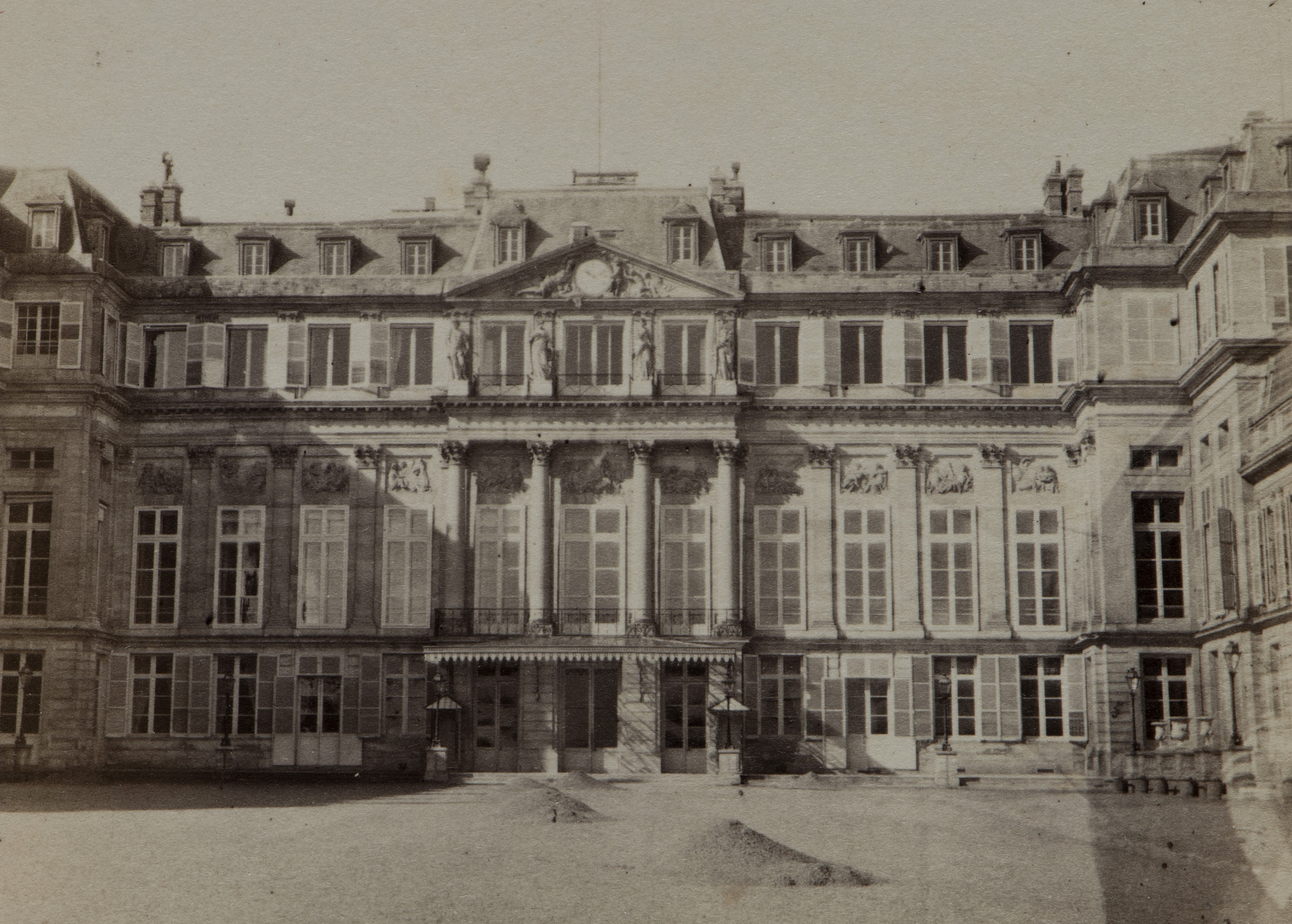 FaÃ§ade principale dans la cour d'honneur du palais, photographie, Pierre-Ambroise Richebourg, 1867-1868