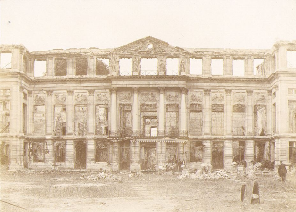 FaÃ§ade en ruine du chÃ¢teau de Saint-Cloud donnant sur la cour dâhonneur, photographie, entre 1871 et 1892